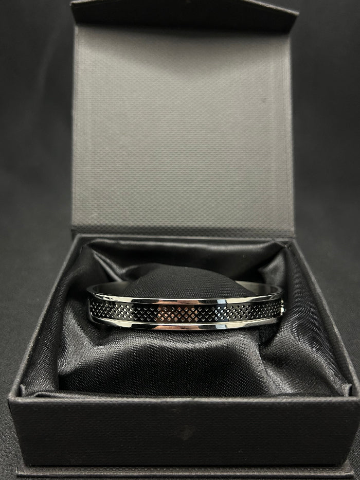 Titanium Pulsera Open Cuff Bracelet Black